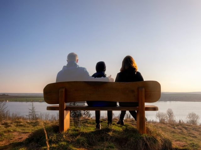 Prva godina bez voljene osobe – vodič kroz praznike, rođendane i uspomene