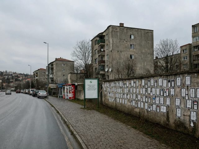 Posmrtnice na vratima i banderama: odakle potiče ovaj običaj i šta znače
