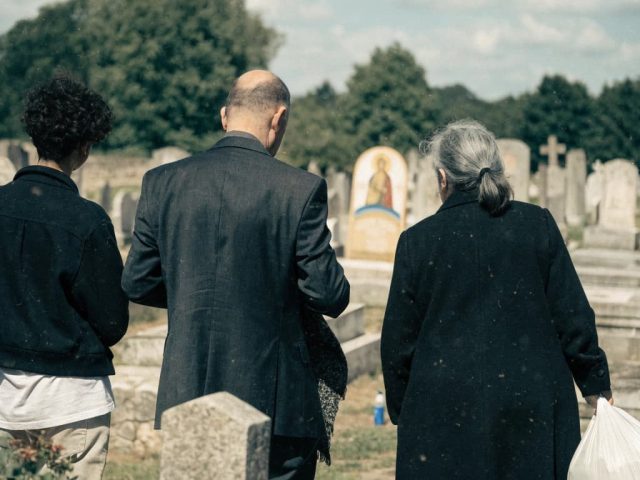 Kako razlikovati verski obred od lokalnog običaja kada porodica nije sigurna šta da prati